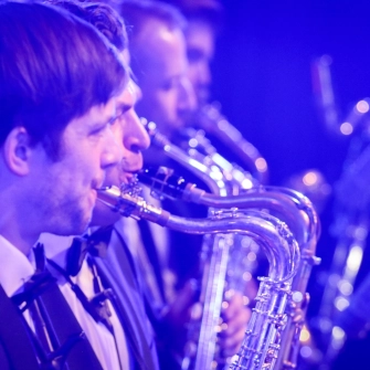 Saxophonisten der BigBand der Bundeswehr spielen Musik