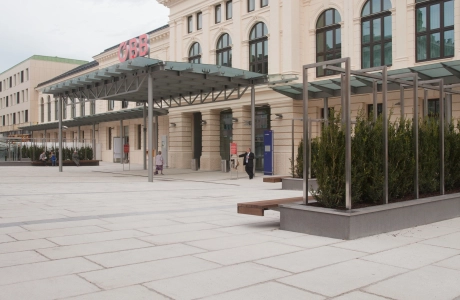 entrance forecourt station
