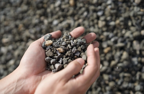 Betonrecycling, Hand hält recyceltes GRC-Material 