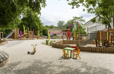 Außenbereich der Kita Wolkenschaf in Berlin mit Spielbereichen, Rutschen und Aufenthaltsflächen auf versickerungsfähigem GDM.BOLERO.