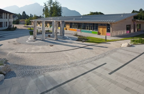 großer gepflasterter Platz mit Zufahrtsweg und Rondell vor Haus Hohenfried
