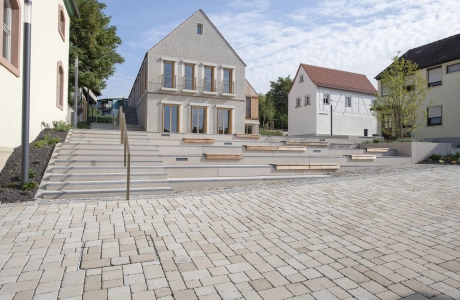 Wide steps lead up to a modern house with an ecologically paved forecourt.