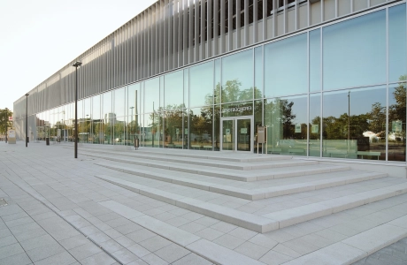 entrance area center steps