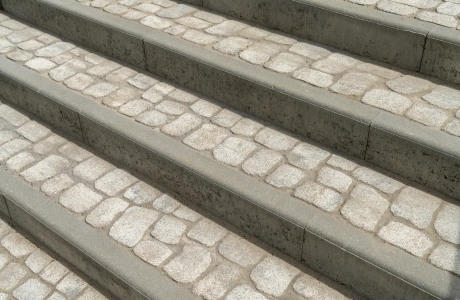 Treppenanlage mit Trittflächen aus GDM.BOLERO und Bordsteinen als Vorderkanten der Stufen.