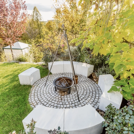 Grillplatz mit Sitzelementen aus Beton