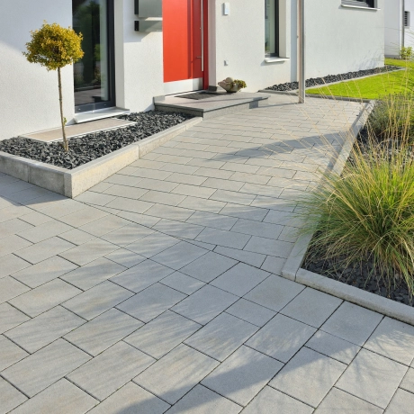 Eingang zum Haus mit roter Tür gepflastert
