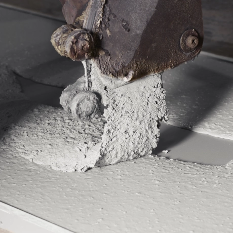 Einblick in die Betonmanufaktur: Flüssiger Beton wird in eine Schalung gegossen