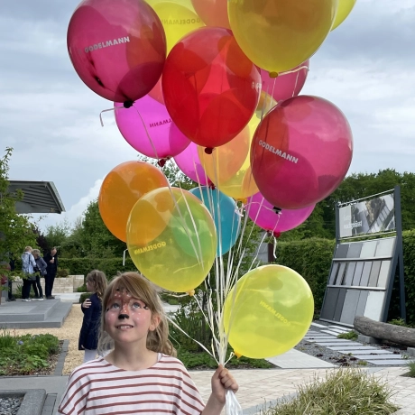 Kind mit bunten GODELMANN Luftballons