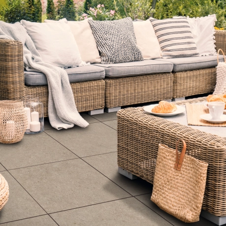 Garten Loungemöbel, dekorativen Kerzen und Tisch auf GDM.Liva twice Keramikverbundplatten in Kalkstein dunkel