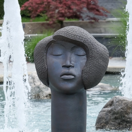 Große Tonskulpturen, darunter charakteristische Köpfe und eine Frauenfigur von Frauke Meszaros, sind im Ideen-Garten ausgestellt und ziehen die Aufmerksamkeit der Besucher auf sich.