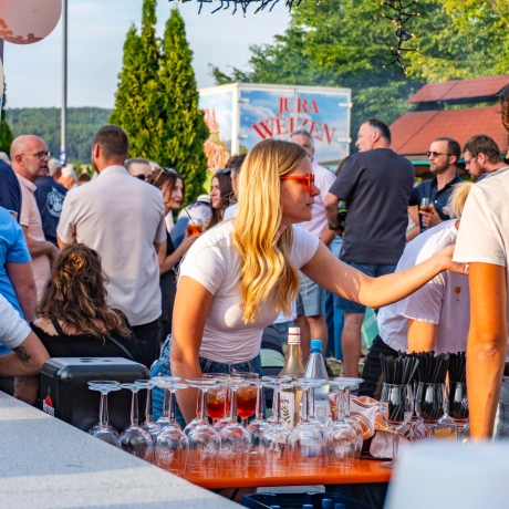 Aperol Bar: Zwei Frauen schenken Aperol Spritz Getränke aus beim Benefizkonzert der BigBand der Bundeswehr bei GODELMANN