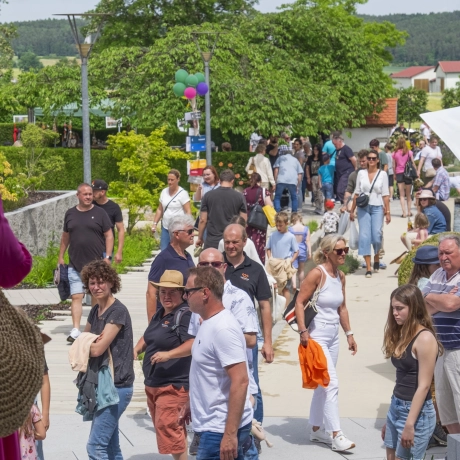 Menschenmenge am Tag des Gartens bei GODELMANN