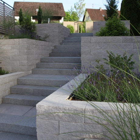 Treppen und Mauern führen zur Terrasse und Einfahrt