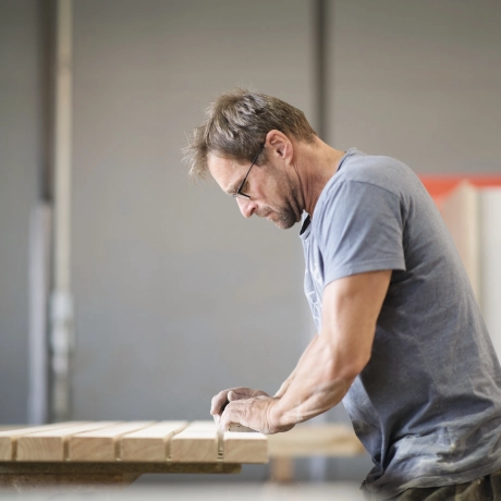 Mitarbeiter in der GODELMANN Schreinerei, der Schalungen für den Beton aus Holz vorbereitet
