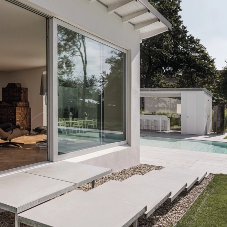 Private property in the Straubing-Bogen district with steps, patio slabs and pool surround made of high-performance concrete.