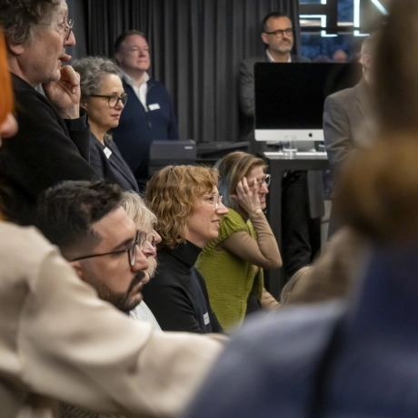 Panel-Talk Maximale Formbarkeit: Das Publikum hört gespannt zu