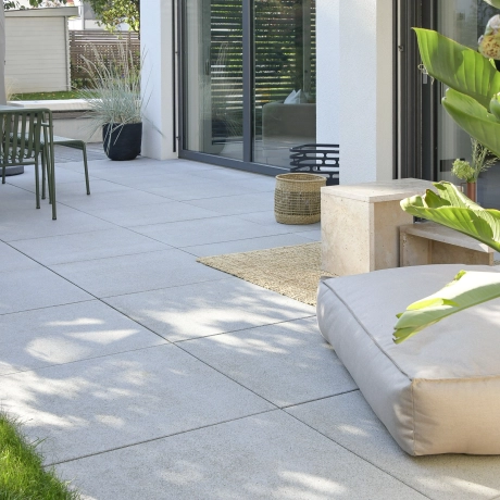 moderne Terrasse mit großen Terrassenplatten
