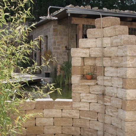 Outdoor Dusche mit Mauer