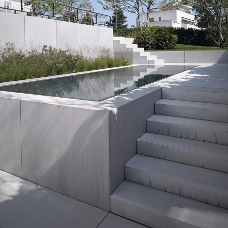 Private property in Prague with steps, patio slabs and pool surround made of high-performance concrete.