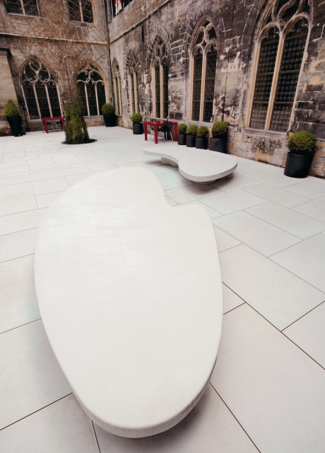 benches hotel courtyard