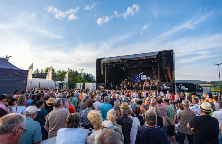 Konzertbühne der Bigband der Bundeswehr vor blauem Himmel bei GODELMANN in Fensterbach