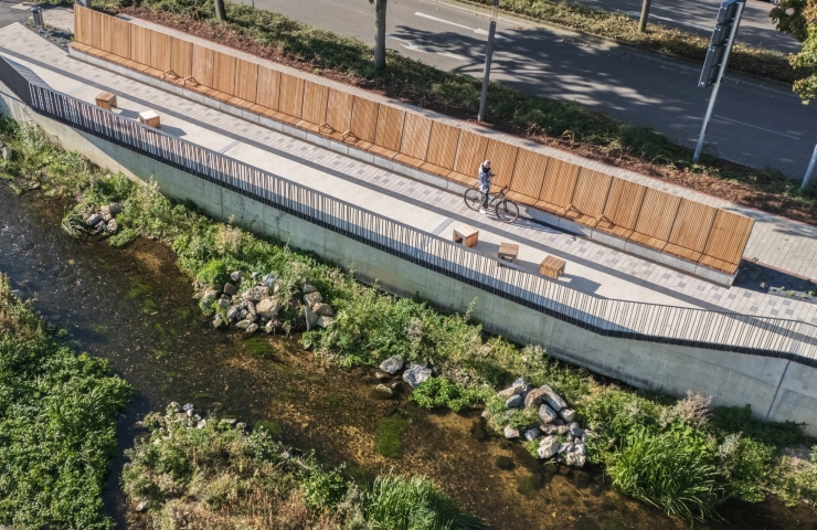 Neues Gaulbad in Aalen mit hellem Flächenbelag, dem GDM.KLIMASTEIN. Die klar strukturierte Fläche verbindet funktionale Architektur mit hochwertigem Design und unterstreicht die nachhaltige Gestaltung des Areals.