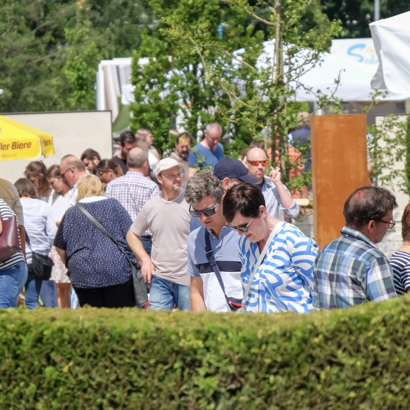 Viele Besucher am Tag des Gartens in Fensterbach bei Godelmann.