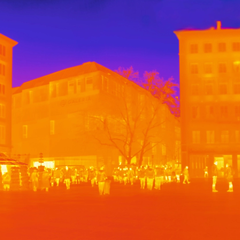 Thermal image of a square in Munich where many people are out and about. The square is particularly hot.