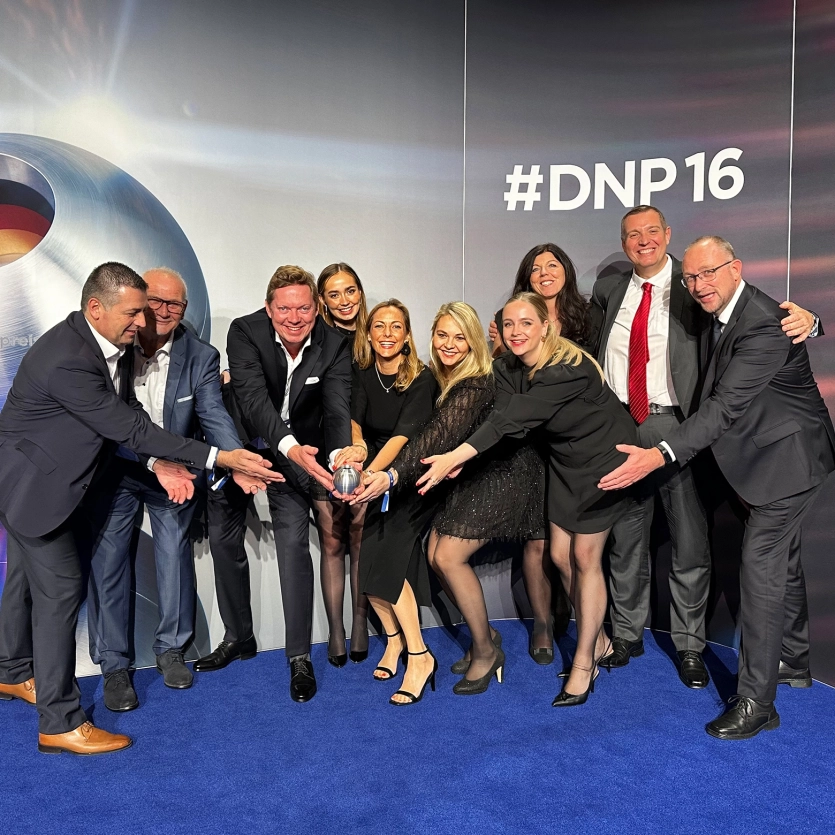 Gruppenfoto: Die GODELMANN-Mitarbeiter freuen sich über den Gewinn des deutschen Nachhaltigkeitspreises.