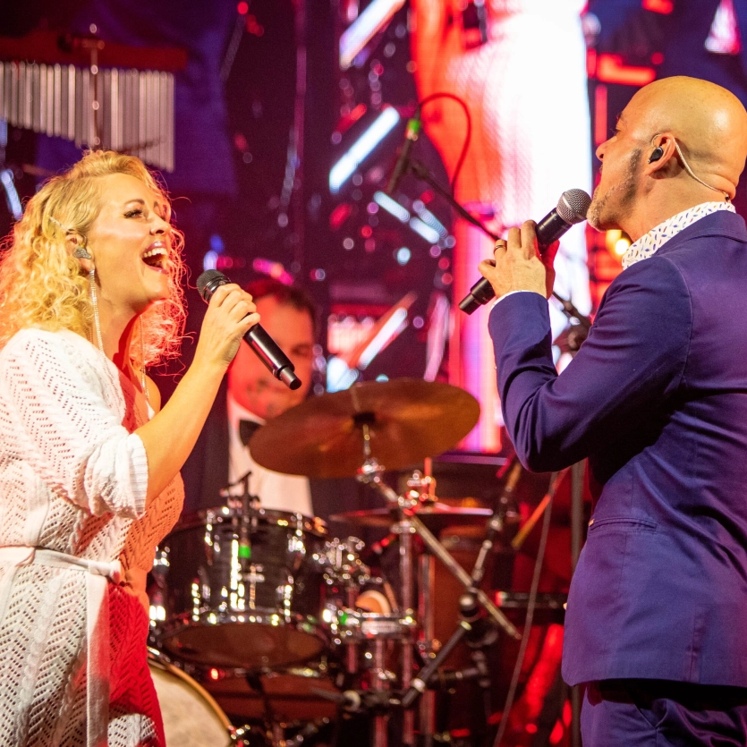 Eine Sängerin und ein Sänger beim gemeinsamen Auftritt mit der BigBand der Bundeswehr