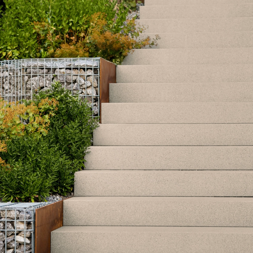 Stufen in den Garten GDM.LIVA step in ferro kalkstein