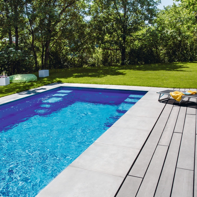 Pool mit Holzstruktur Betonplatten