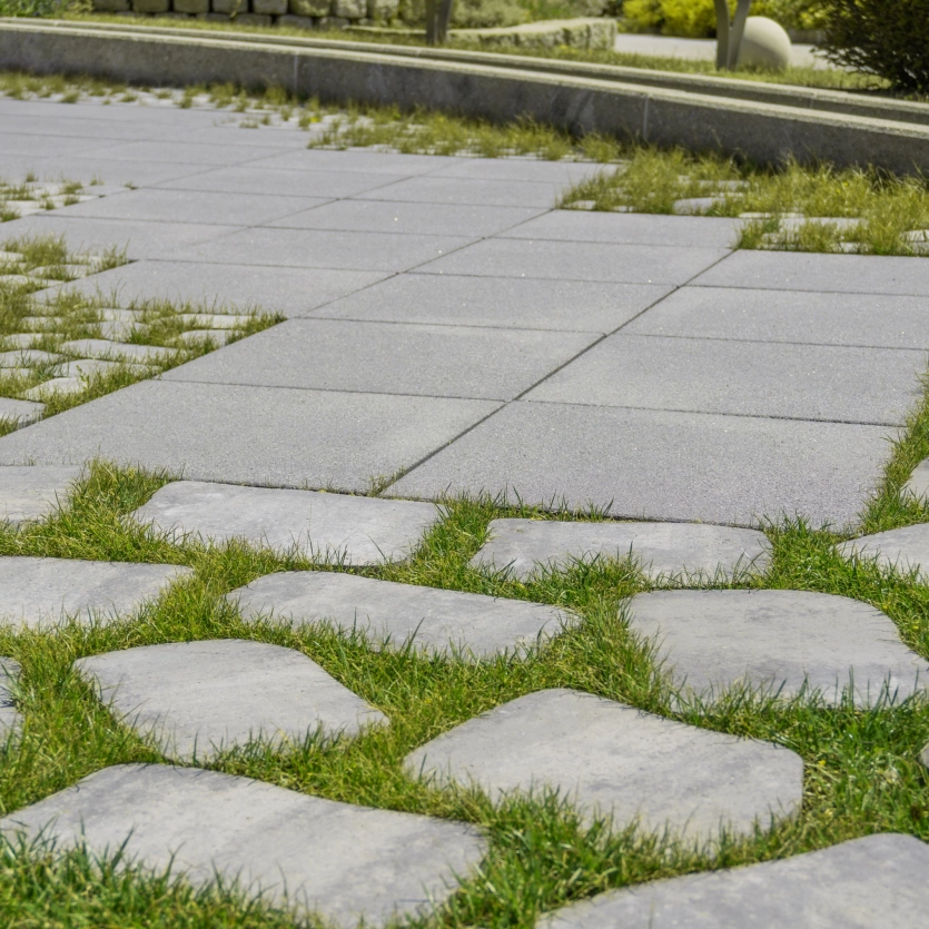 Gartenweg in verschieden Pflasterformaten: GDM.NUEVA light in grau-uni, GDM.Bolero stone im Kleinpflastersystem sowie im Großpflastersystem in nativo-grau schattiert