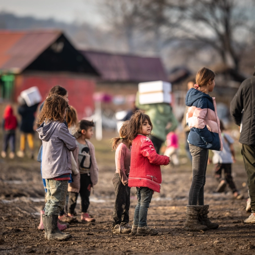 In Rumänien: in einer ärmlichen, ländlichen Region werden Spendenpakete im Rahmen der Weihnachtstrucker-Aktion verteilt.