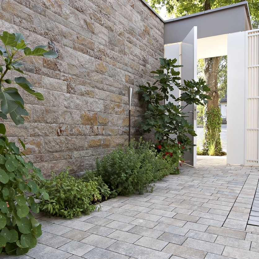 Wall as a privacy screen in shell limestone as a privacy screen