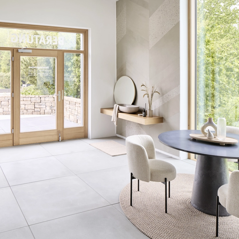 Showroom with concrete wall and floor tiles in Maitenbeth.