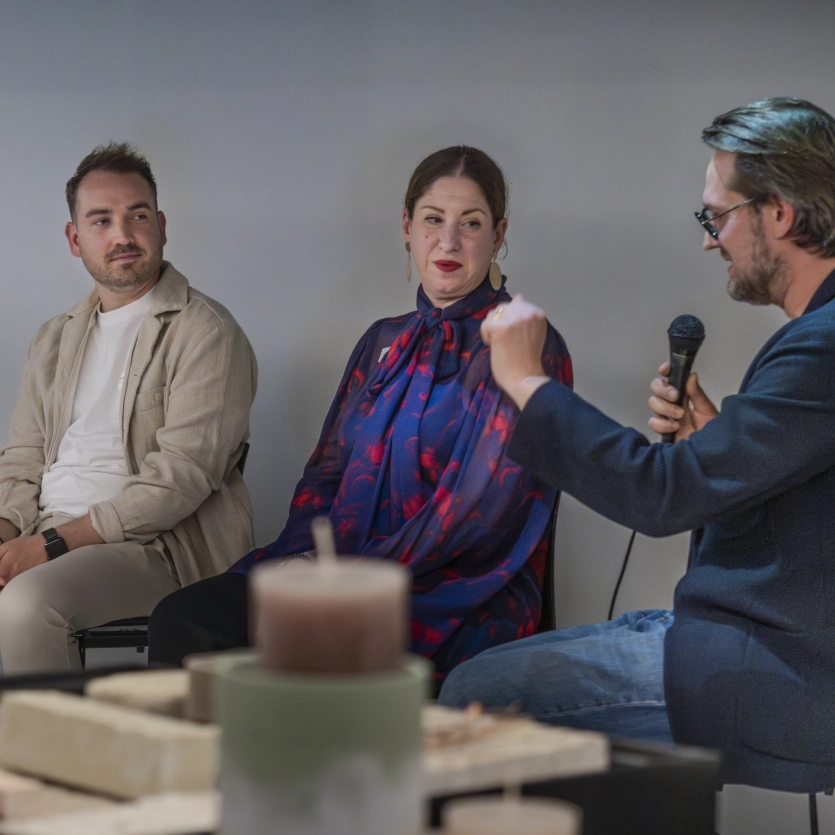 Gesprächsrunde zwischen Kristina Raderschad, Journalistin, Iven Roos, Landschaftsarchitekt und GaLabauer, Ester Bruzkus, Innenarchitekten, und Sebastian Herkner, Designer beim Panel Talk zum Thema Maximale Formbarkeit von Architekturbeton.