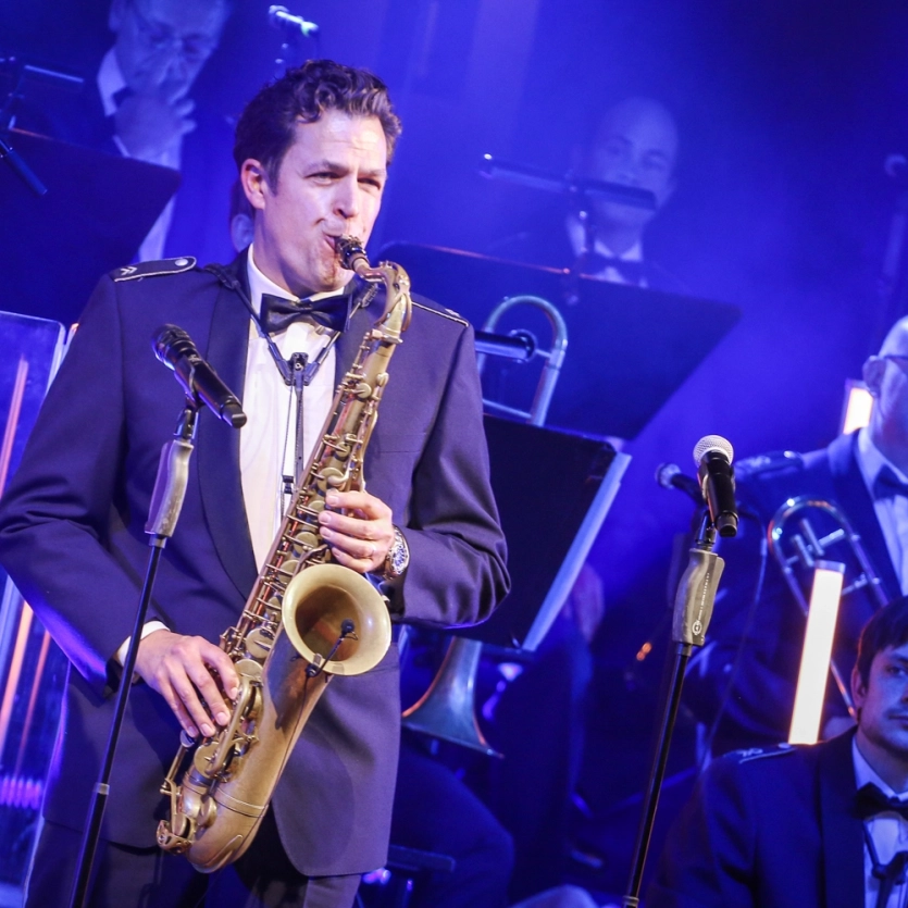 Saxophonist spielt ein Solo bei einem Auftritt der BigBand der Bundeswehr