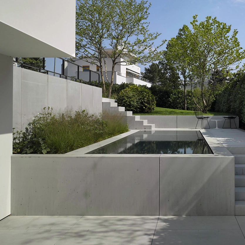 Clean garden design with ultra-fine GDM.MASSIMO architectural concrete slabs from GODELMANN