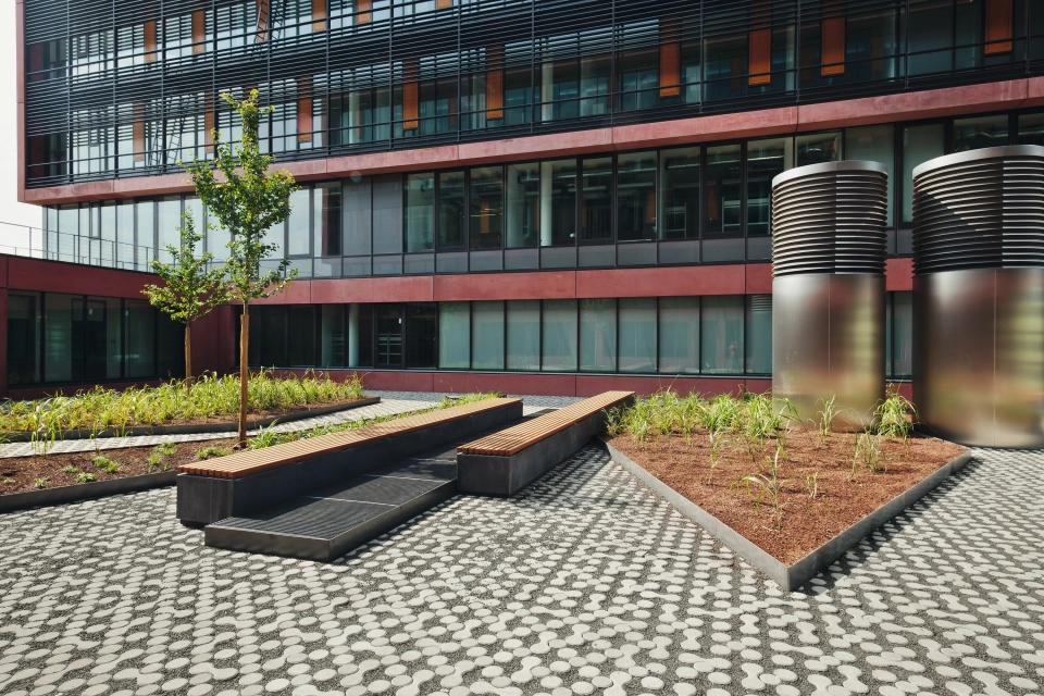 inner courtyard campus seating