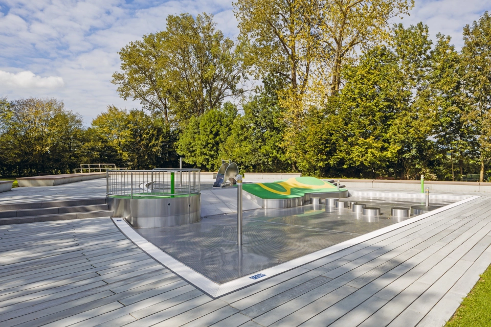 outdoor pool stairs water basin