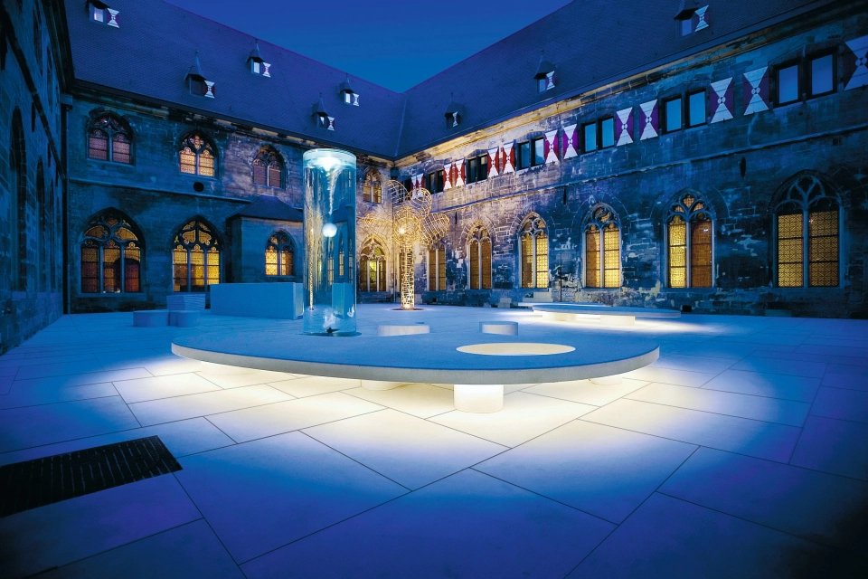 benches hotel inner courtyard