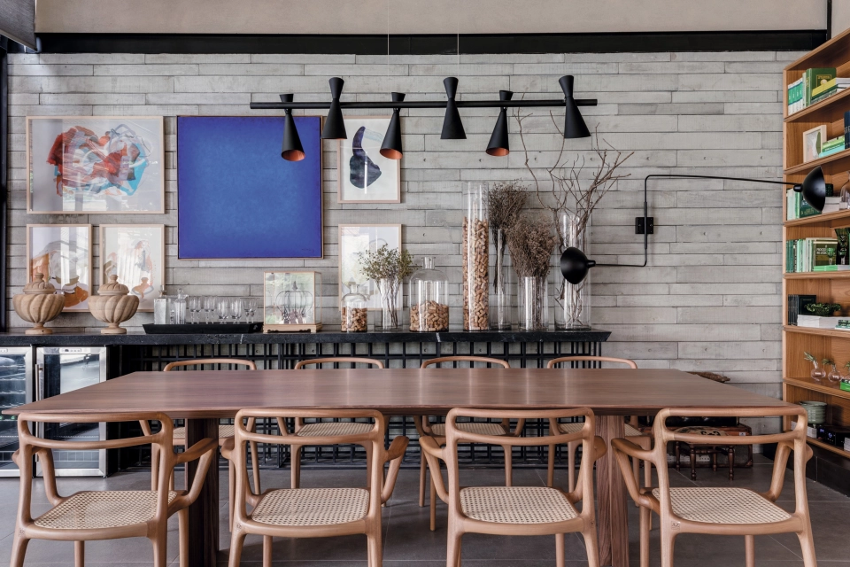 Esszimmer mit Holztisch und Stühlen