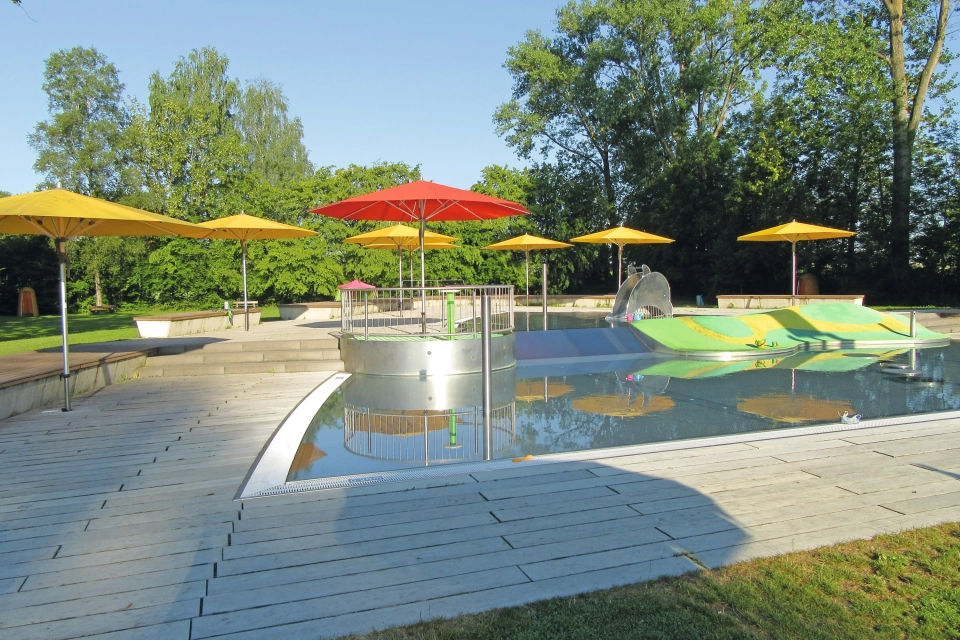 outdoor pool stairs water basin
