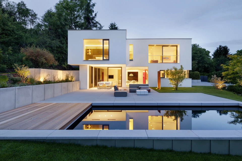 modernes haus fenster pool terrasse nachtaufnahme