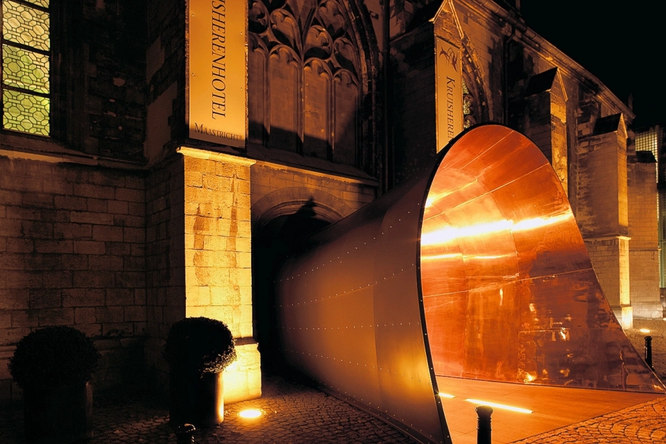 entrance hotel courtyard
